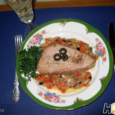 Рецепт Тунца, запеченного с анчоусами и овощами