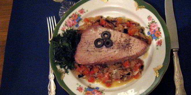 Рецепт тунца, запеченного с анчоусами и овощами