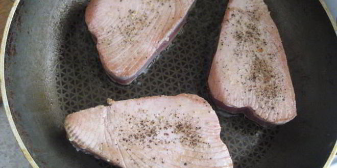 Рецепт тунца, запеченного с анчоусами и овощами