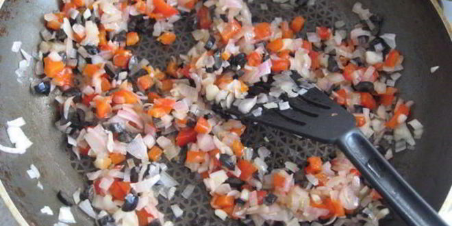 Рецепт тунца, запеченного с анчоусами и овощами