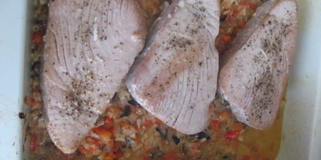 Рецепт тунца, запеченного с анчоусами и овощами