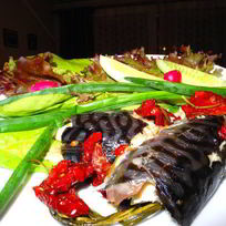 Рецепт Запеченной скумбрии с вялеными помидорами и розмарином