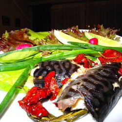 Рецепт Запеченной скумбрии с вялеными помидорами и розмарином