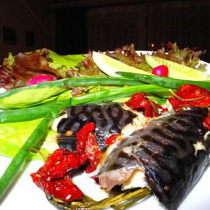 Рецепт Запеченной скумбрии с вялеными помидорами и розмарином