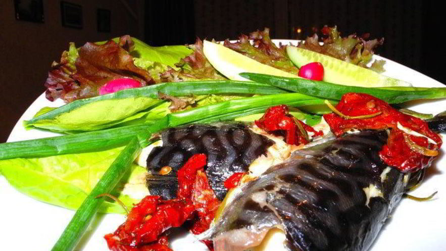 Рецепт запеченной скумбрии с вялеными помидорами и розмарином