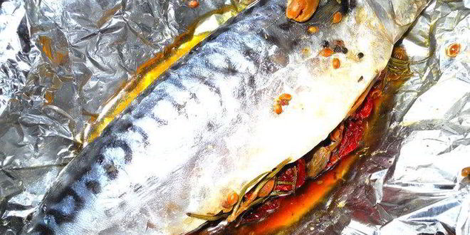 Рецепт запеченной скумбрии с вялеными помидорами и розмарином