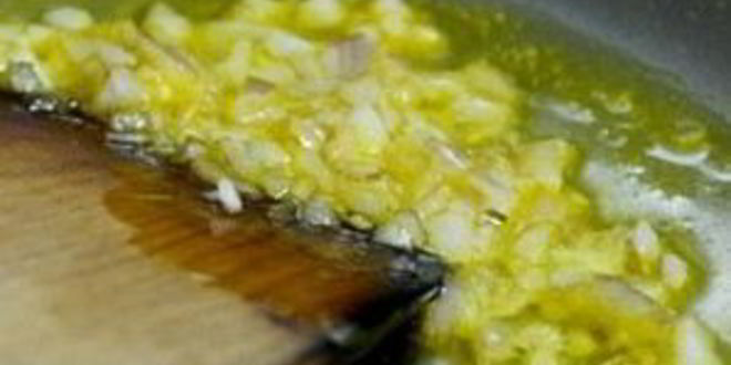 Рецепт жареных креветок с луком