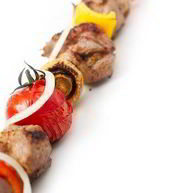 Рецепт Маринованного в портвейне говяжий шашлык с помидорами, грибами и перцами