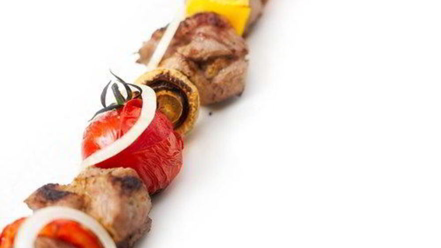 Рецепт маринованного в портвейне говяжий шашлык с помидорами, грибами и перцами