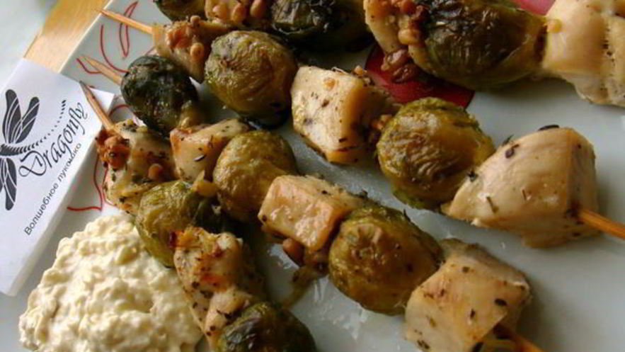 Рецепт шашлычков из курицы и брюссельской капусты