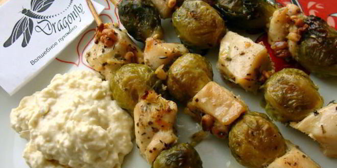 Рецепт шашлычков из курицы и брюссельской капусты