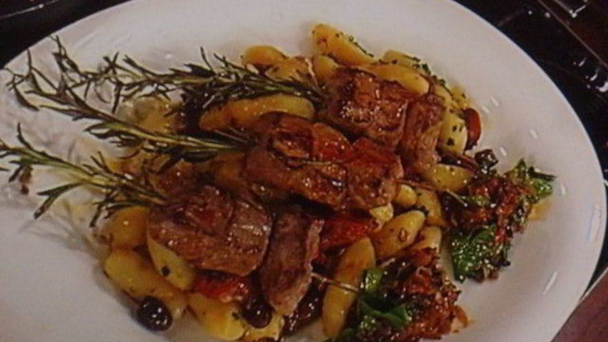 Рецепт шашлычков из ягненка с картофельными пальчиками и икрой из баклажанов