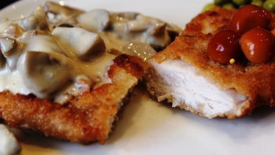 Рецепт куриного шницеля с грибным соусом