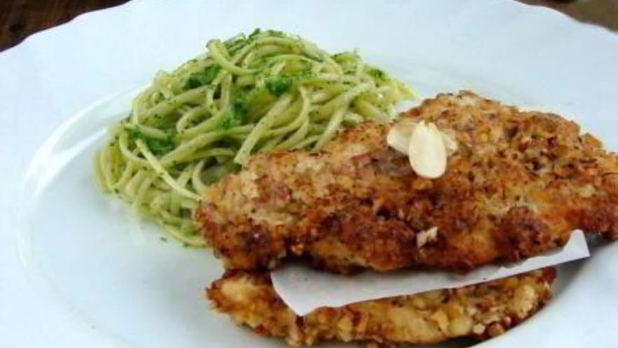 Рецепт шницеля из курицы в ореховой панировке со спагетти в соусе из петрушки и черемши