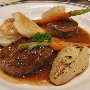 Рецепт Телячьего шницеля с грушами и творожно-ореховой массой