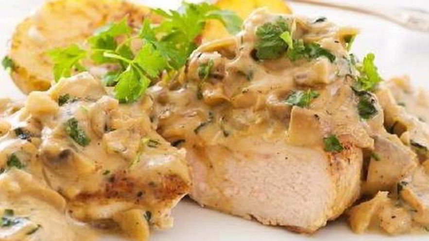 Рецепт запеченного шницеля из индейки со сливочным соусом из лесных грибов