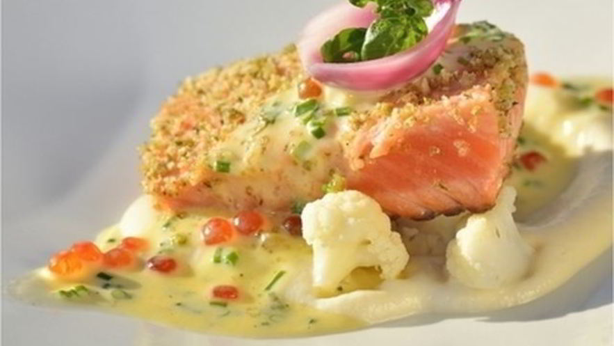 Рецепт стейка из семги на овощах