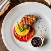 Рецепт Стейка из свиной вырезки со смородиновым соусом