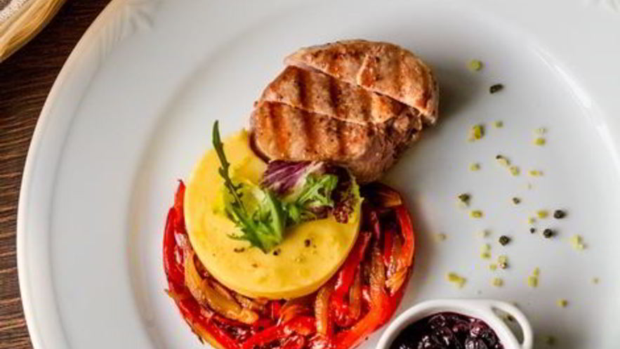 Рецепт стейка из свиной вырезки со смородиновым соусом