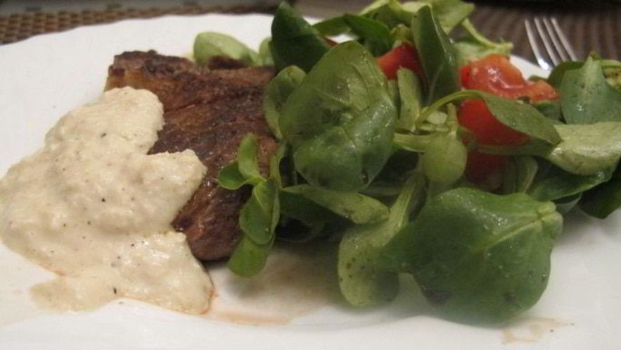 Рецепт стейка, перечного соуса и мюсли салат