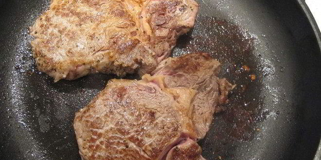 Рецепт стейка, перечного соуса и мюсли салат