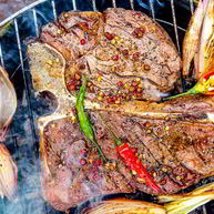 Рецепт Стейка портерхаус на углях, с перечным соусом