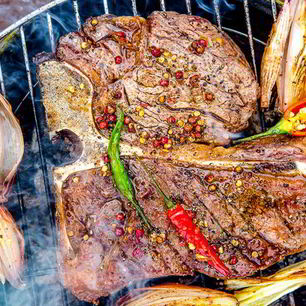 Рецепт Стейка портерхаус на углях, с перечным соусом