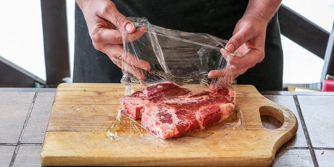 Рецепт стейка портерхаус на углях, с перечным соусом