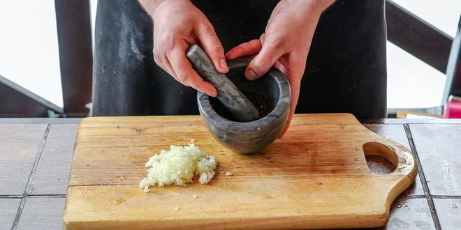 Рецепт стейка портерхаус на углях, с перечным соусом