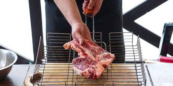 Рецепт стейка портерхаус на углях, с перечным соусом