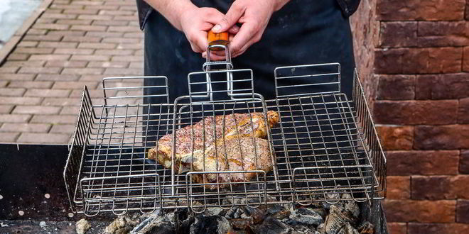 Рецепт стейка портерхаус на углях, с перечным соусом