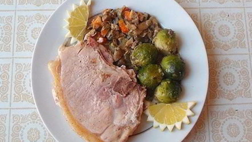 Рецепт свиных стейков с грибами и брюссельской капустой