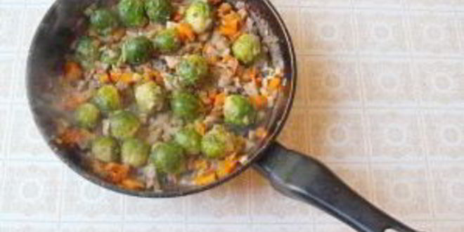 Рецепт свиных стейков с грибами и брюссельской капустой