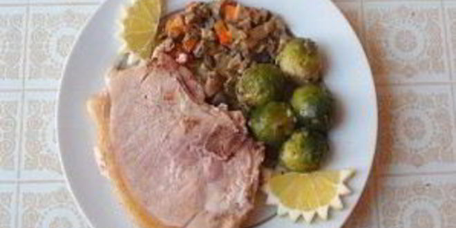 Рецепт свиных стейков с грибами и брюссельской капустой