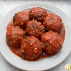Рецепт Мясных тефтелей с рисом и овощами в томатном соусе