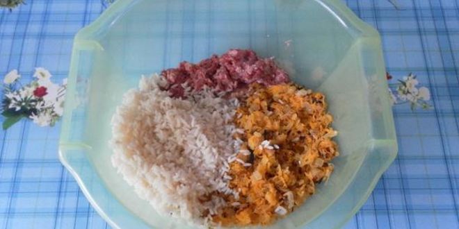 Рецепт мясных тефтелей с рисом и овощами в томатном соусе