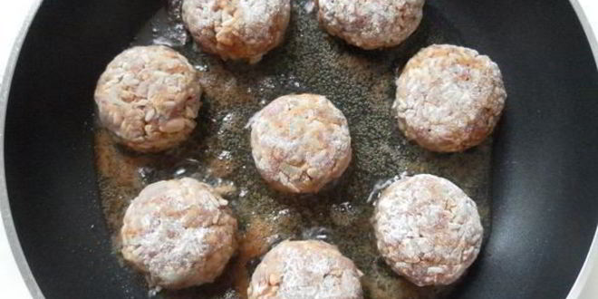 Рецепт мясных тефтелей с рисом и овощами в томатном соусе