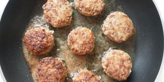 Рецепт мясных тефтелей с рисом и овощами в томатном соусе