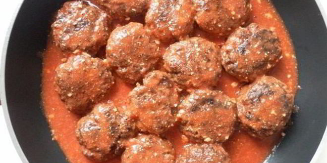 Рецепт мясных тефтелей с рисом и овощами в томатном соусе