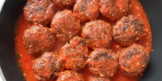 Рецепт мясных тефтелей с рисом и овощами в томатном соусе