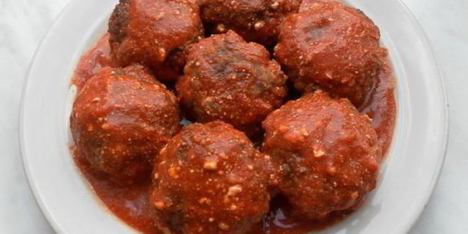 Рецепт мясных тефтелей с рисом и овощами в томатном соусе