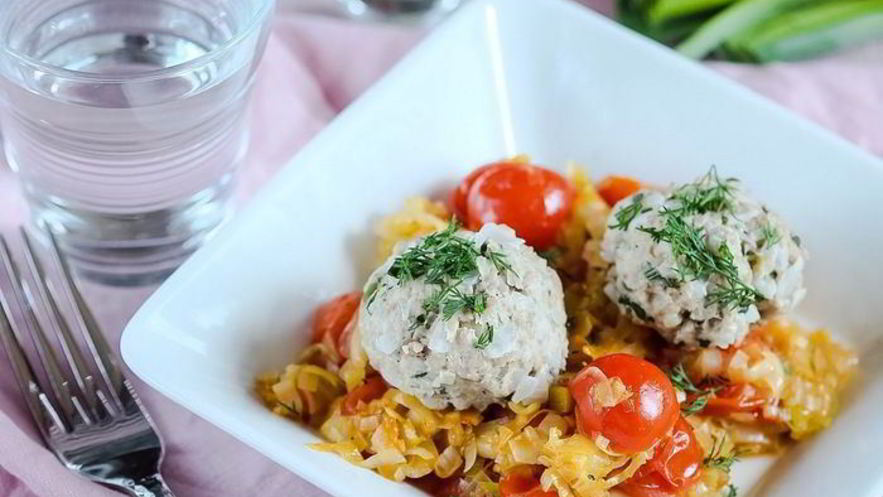 Рецепт паровых тефтелей из кролика с томатным гарниром