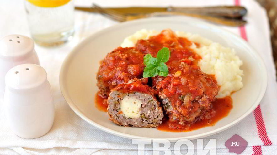 Рецепт тефтелей с сырной начинкой в томатном соусе