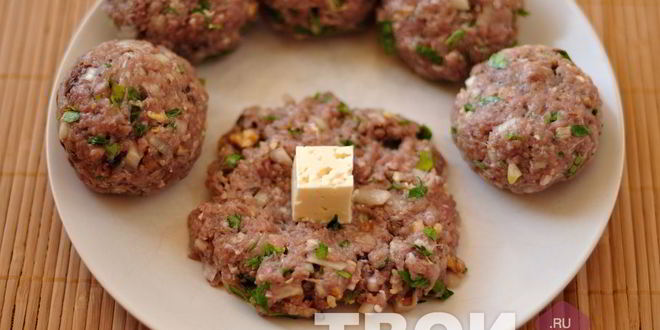 Рецепт тефтелей с сырной начинкой в томатном соусе