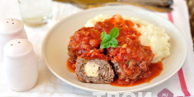 Рецепт тефтелей с сырной начинкой в томатном соусе