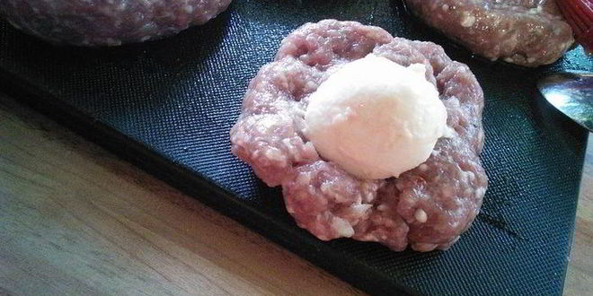 Рецепт тефтелей в беконе с начинкой из моцареллы