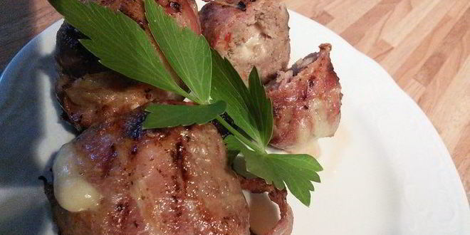 Рецепт тефтелей в беконе с начинкой из моцареллы