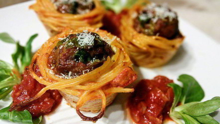 Рецепт тефтелей в гнездах из спагетти