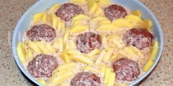 Рецепт тефтелей запеченных с картофелем