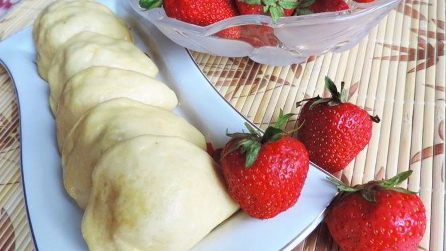 Рецепт вареников с клубникой на пару